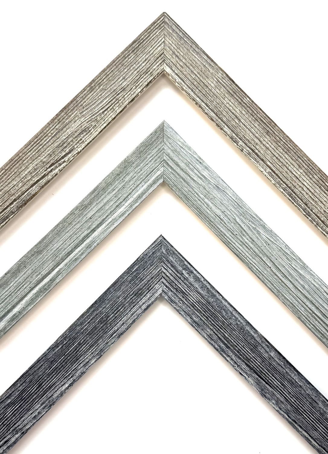 Country style picture frame with roughly textured surface made of solid spruce wood. Three bright colors to choose from. The strip is 30 mm wide and 17.5 mm deep. Tailored to measure.