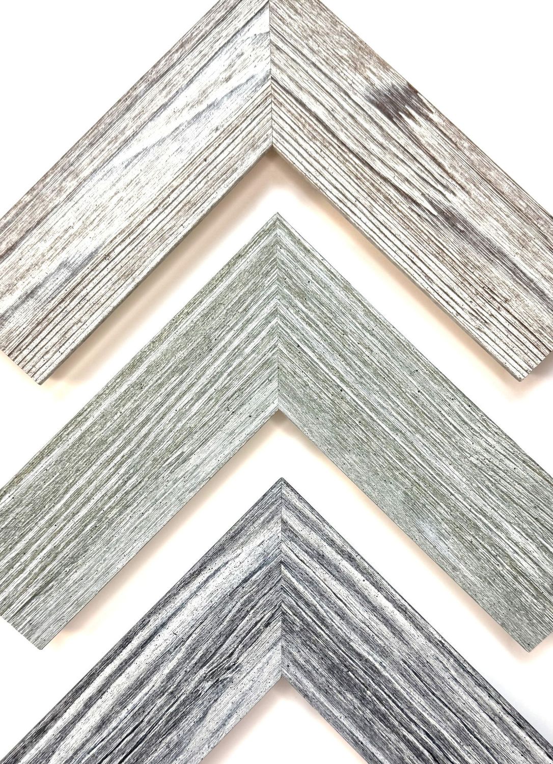 Wechselrahmen im Landhausstil mit grob strukturierter Oberfläche aus massivem Fichtenholz. Drei helle Farbtöne und 26 Standardformate zur Auswahl. Die Leiste ist 60 mm breit und 28 mm tief.