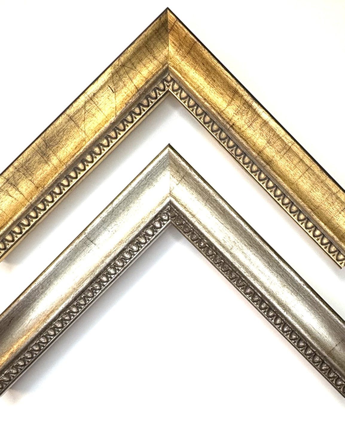Classic portrait bar in the style of the 19th century, front edge decorated. The bar is 35 mm wide, two decors to choose from. Tailored to measure.