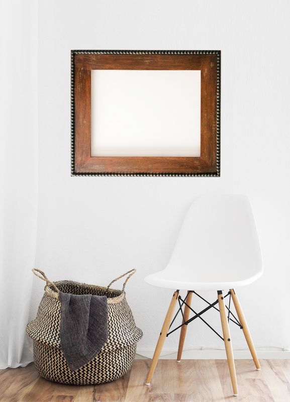 Bilderrahmen,nußbaumfarben gebeizt, mit Perlschnur-Ornament verziert. Passend für Bildgröße bis 40 x 50 cm