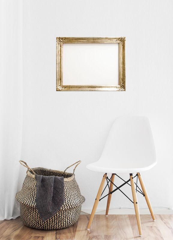 Vergolderrahmen, komplett versilbert mit Eckornamenten. Passend für Bildgröße bis 44 x 56,5 cm Vergolderrahmen, komplett versilbert mit Eckornamenten. Passend für Bildgröße bis 44 x 56,5 cm