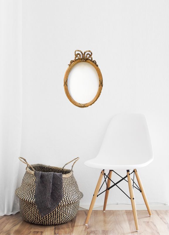 Antiker, ovaler Bilderrahmen mit Schleifenornament um 1900. Einzelstück! Passend für Bildgröße bis 32 x 41,5 cm Antiker, ovaler Bilderrahmen mit Schleifenornament um 1900. Einzelstück! Passend für Bildgröße bis 32 x 41,5 cm