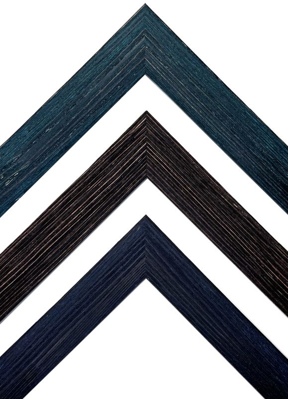 Changeable frame in country house style with roughly structured surface made of solid spruce wood. Three dark colours and 26 standard formats to choose from. The strip is 30 mm wide and 17.5 mm deep.