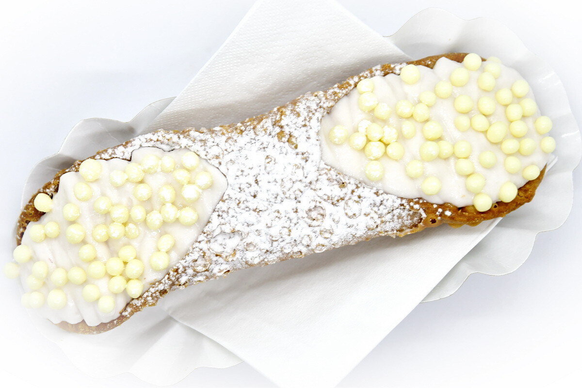 Cannoli XXL with classic cream and pieces of white chocolate