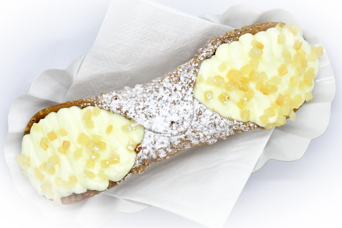 Cannoli XXL with classic cream and pieces of candied citrus fruits