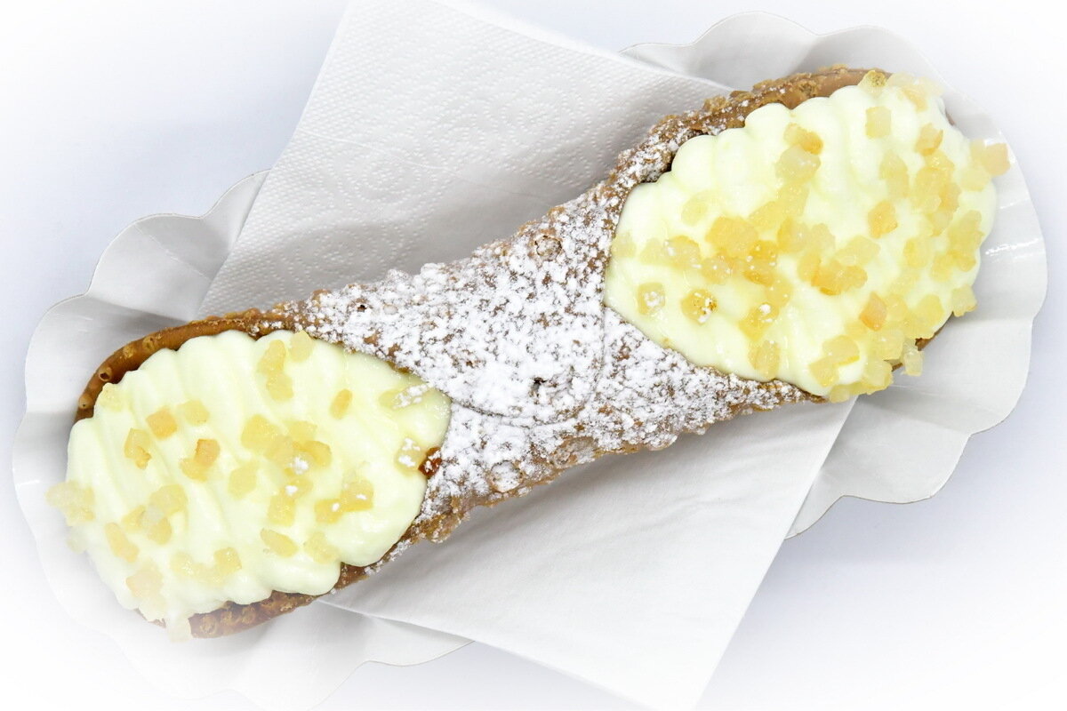 Cannoli XXL size with classic cream and orange candied peels