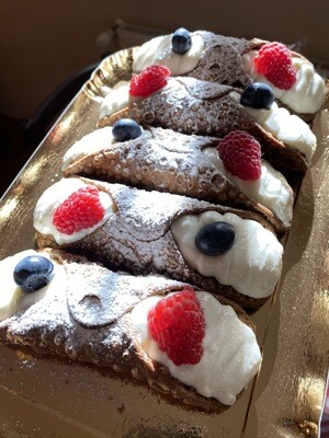4 Cannoli L size set (with fresh berries)
