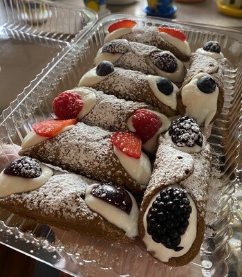 8 Cannoli M size set with fresh berries