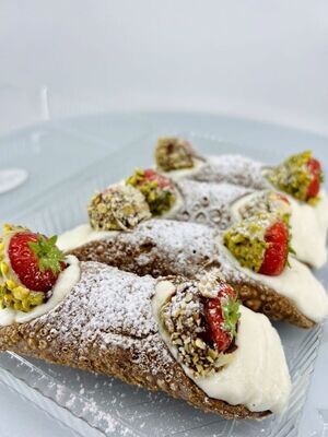 4 Cannoli L size set with fresh strawberries covered with pistachio chocolate and pistachios