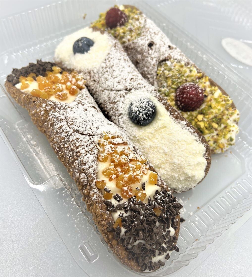 Cannoli 3 XXL size set (with fresh berries, pistachios, candied orange peels, coconuts and dark chocolate flakes)