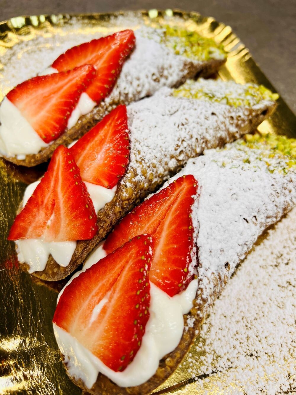 Cannoli 3 XXL size set with fresh strawberries and pistachios