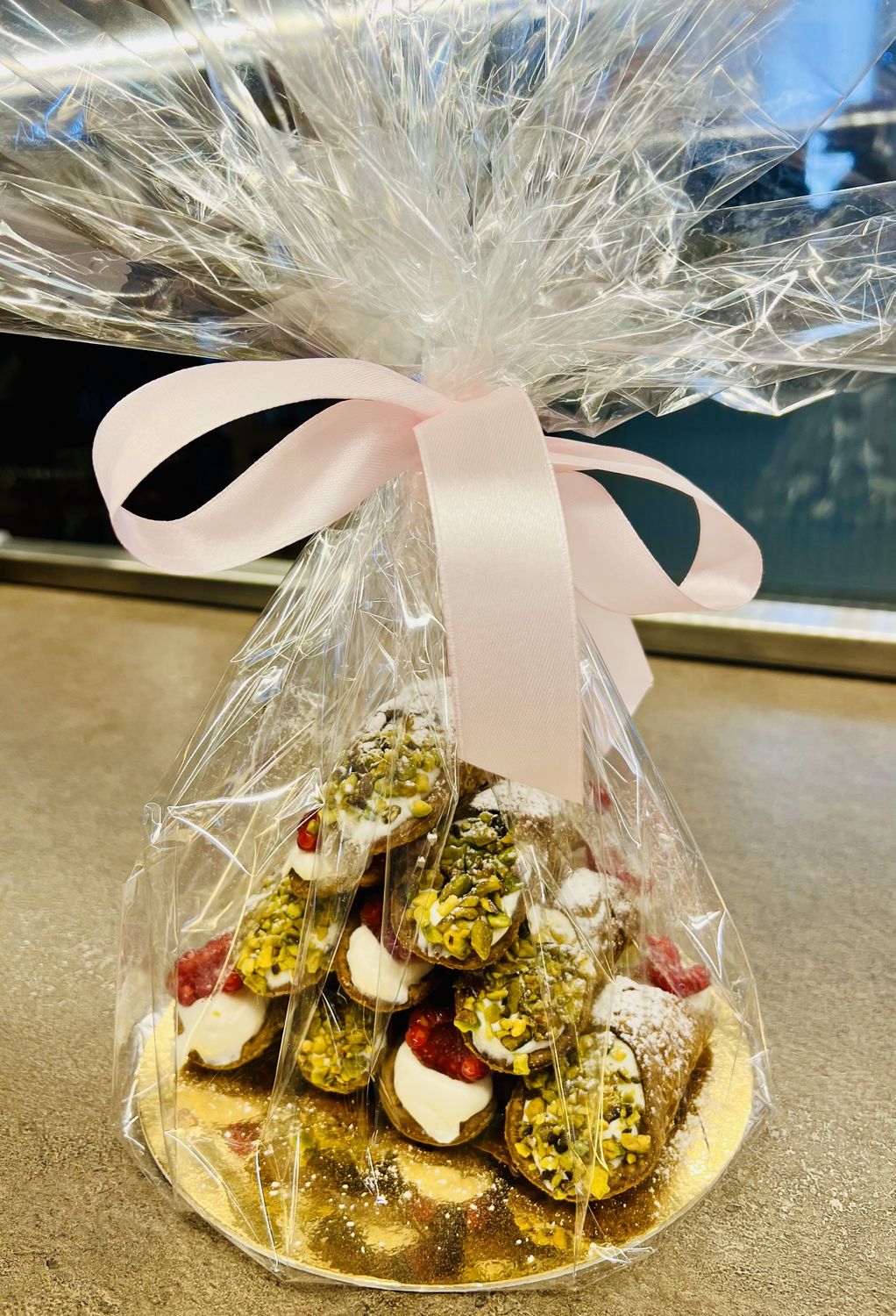 Special Festive 10 Cannoli M set with pistachios and raspberries