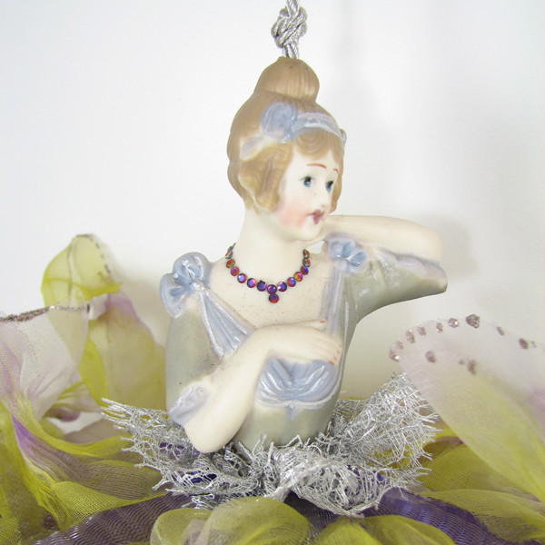 Mauvé Anenomie Spitfire Hanging Tassel China Doll