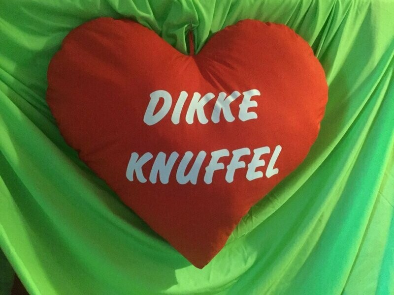 Kussen in hartvorm 'Dikke knuffel' (personaliseerbaar) Kussen in hartvorm 'Dikke knuffel' (personaliseerbaar)