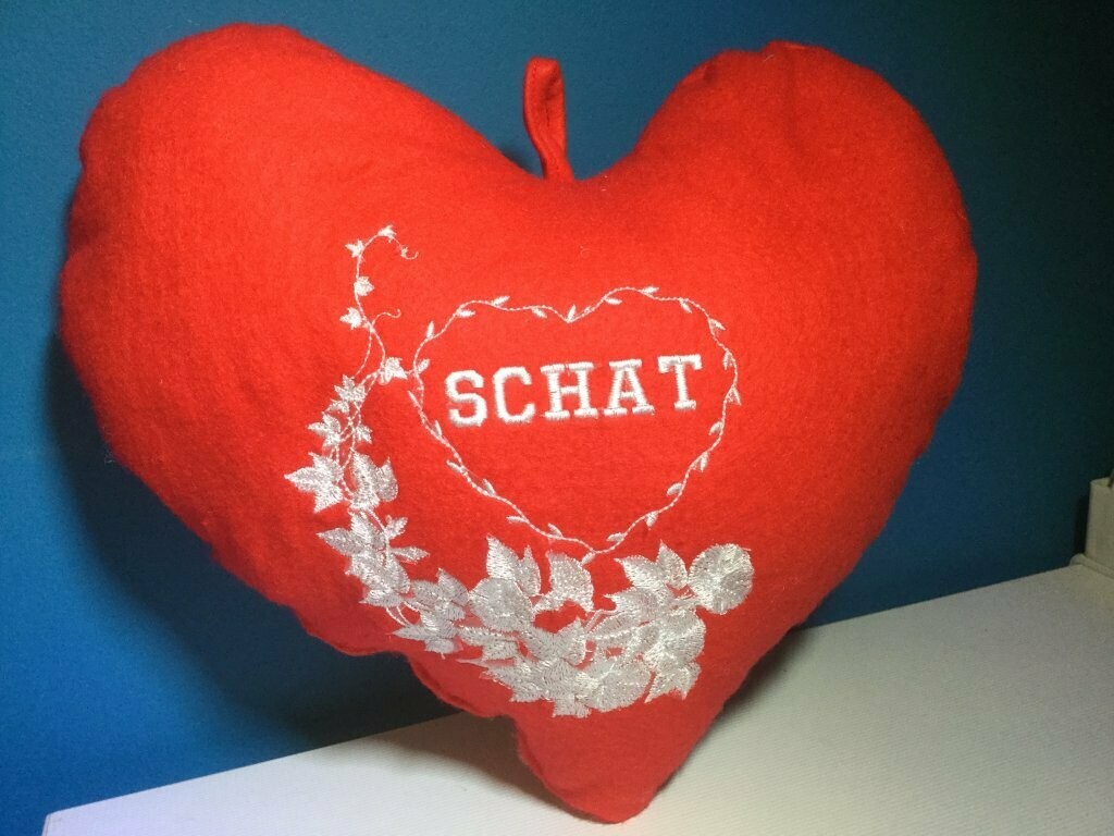 Kussen hart, geborduurd 'Schat' (personaliseerbaar)