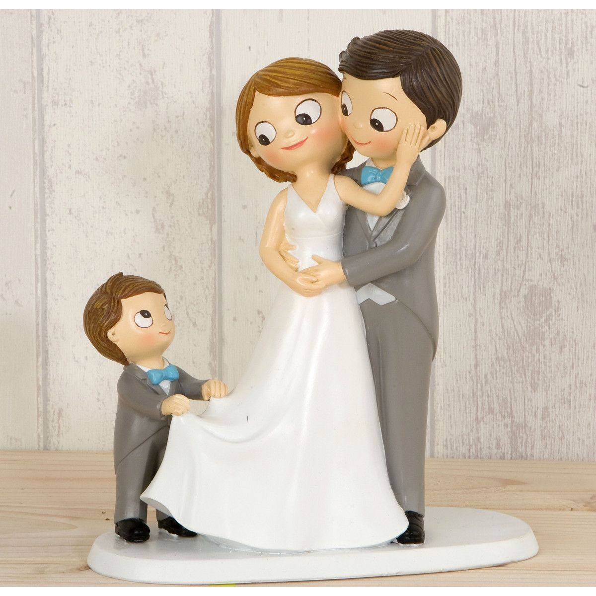 Figura tarta de boda novios con niño