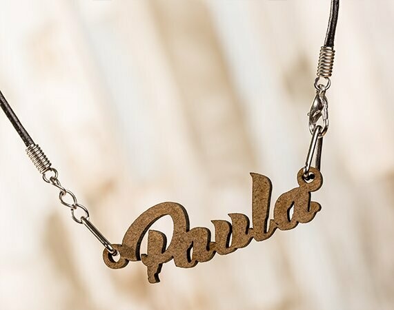 Colgante de madera con nombre personalizado