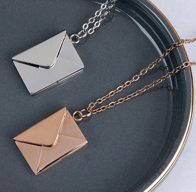 Collar con colgante de sobre y carta grabada