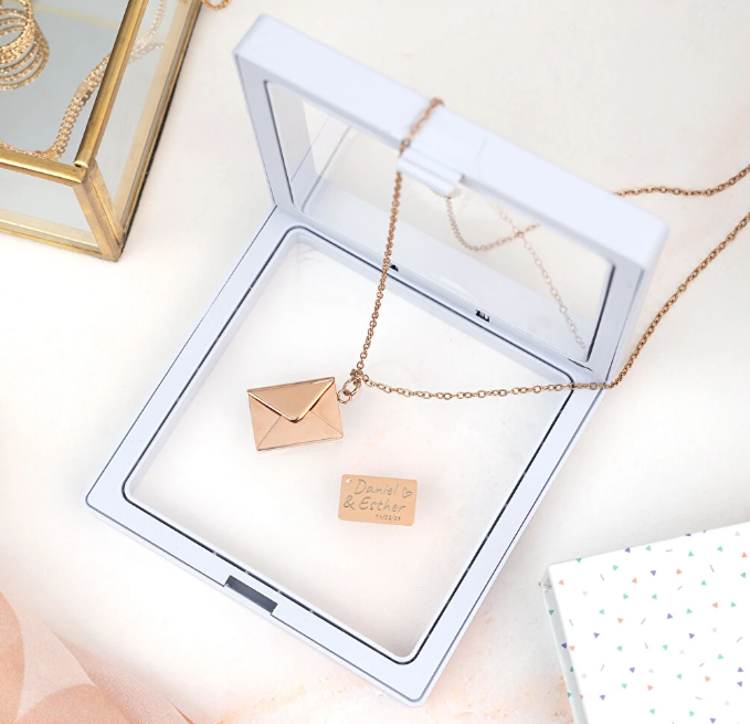 Collar con colgante de sobre y carta grabada