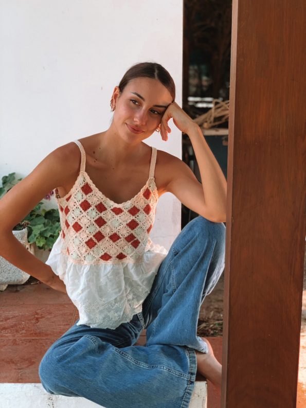 Blusa de crochet con cuadros