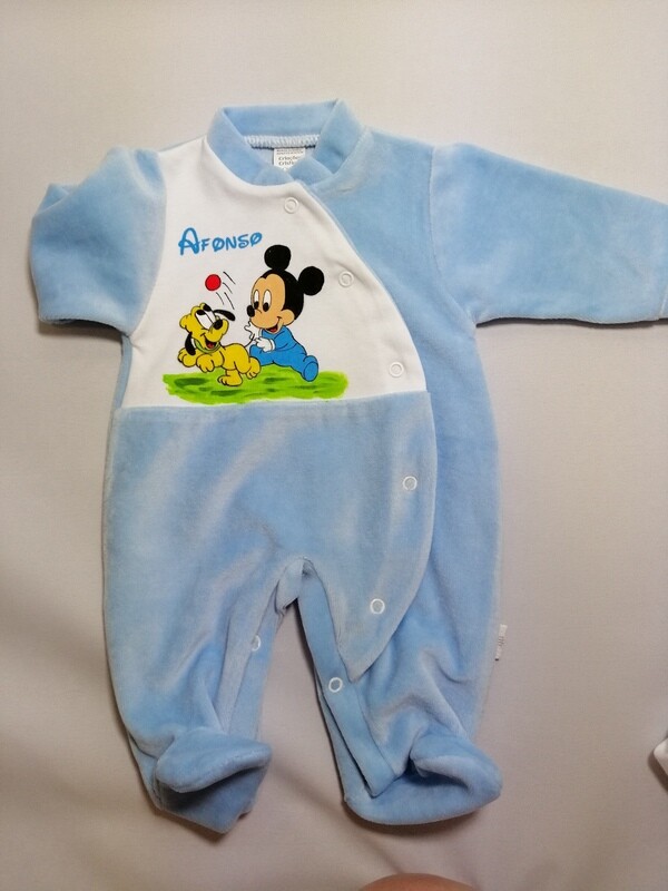 Fatinho mickey e pluto a brincar