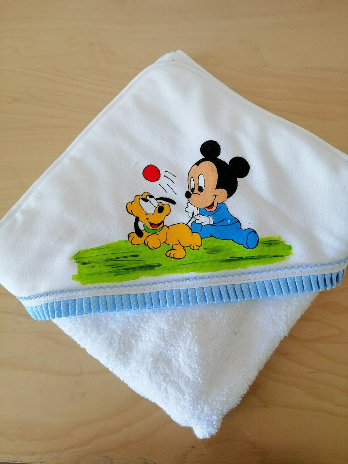 Toalha de banho mickey a brincar  com o pluto