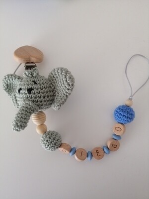 Prende chucha crochet e madeira