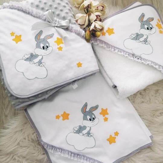 Fralda bugs bunny na nuvem