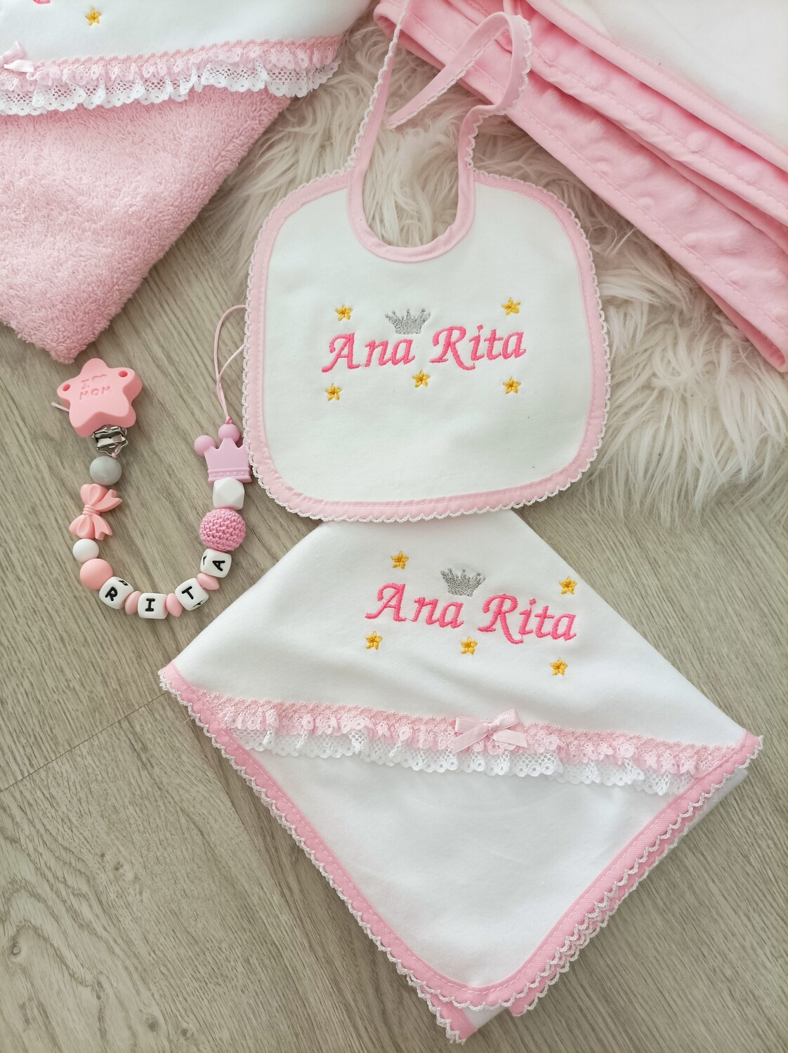 Babete nome e coroa bordada Babete nome e coroa bordada