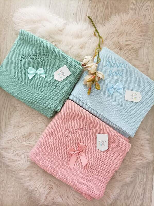 Mantinha com laço com nome bordado