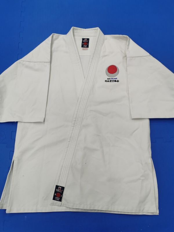 DAN RHO Karate Kyoshi- puku JKA FINLAND BRODEERAUS (190cm)