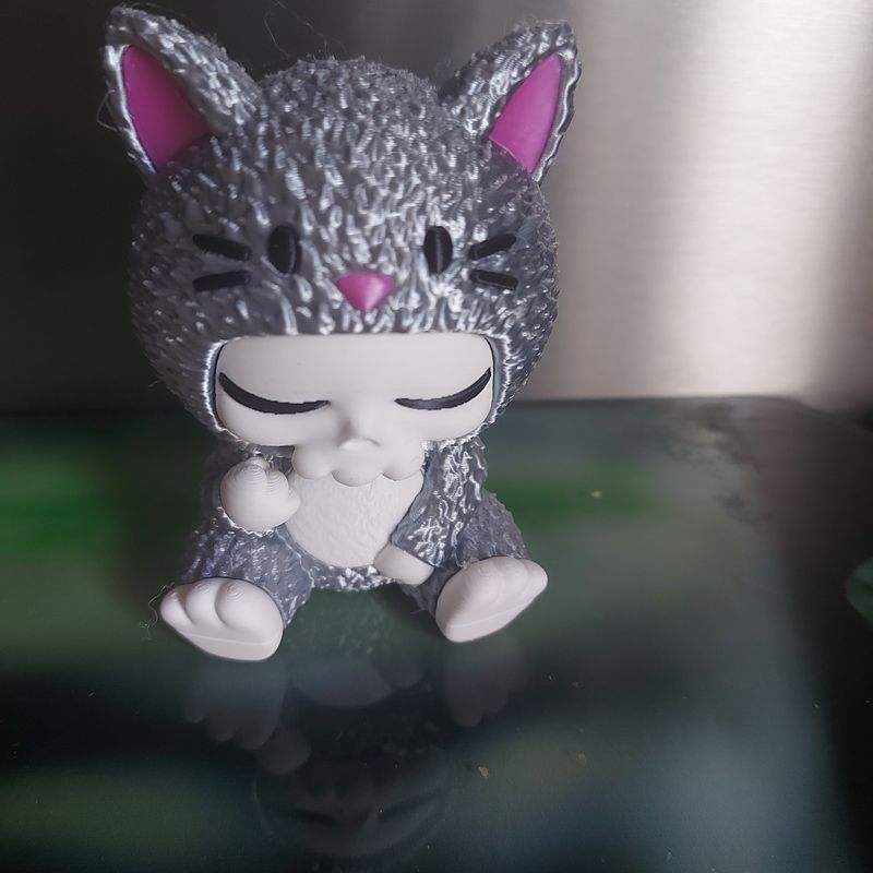 Labubu chat gris squelette