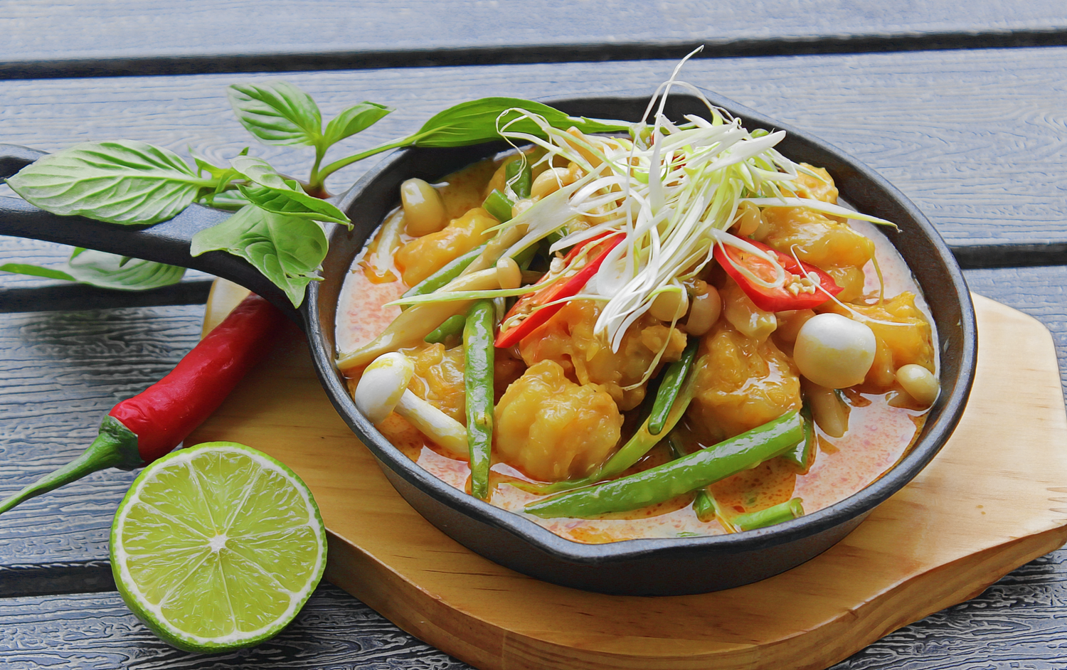 (TOM KHO NUOC DUA) Coconut Braised Prawns in Clay Pot