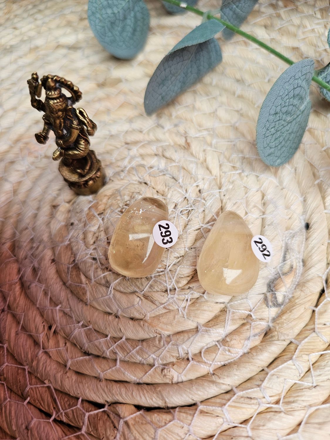 Pendentifs en calcite jaune percés n°292 ou 293