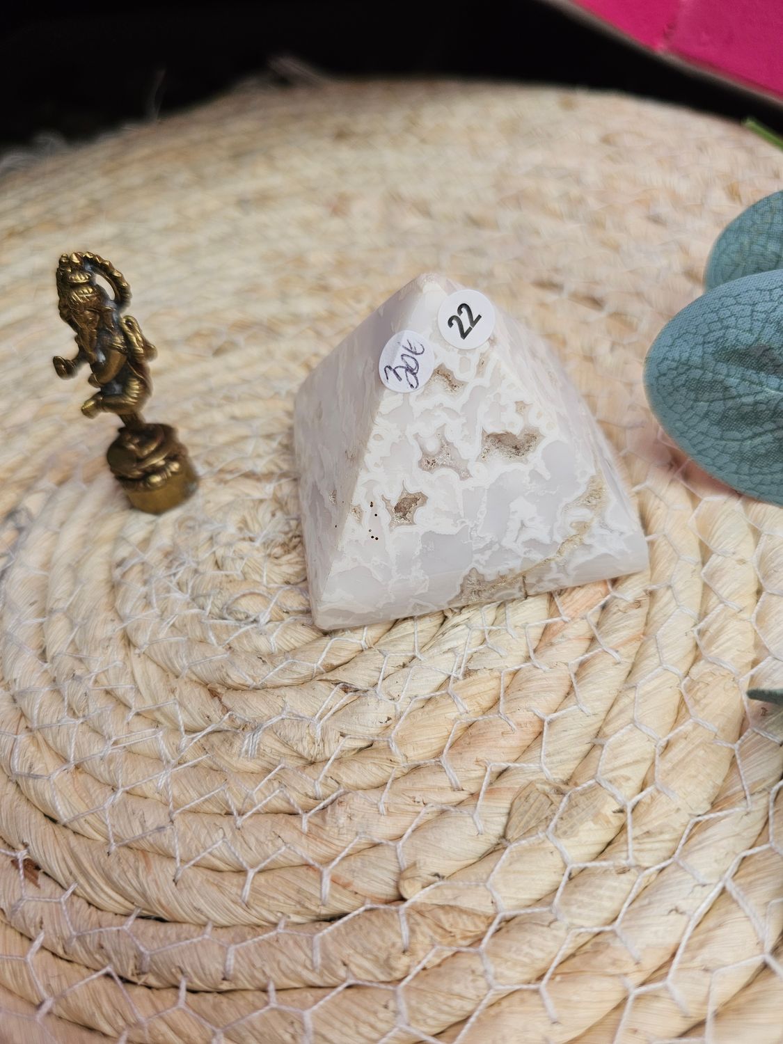 Pyramide en agate blanche  n°22