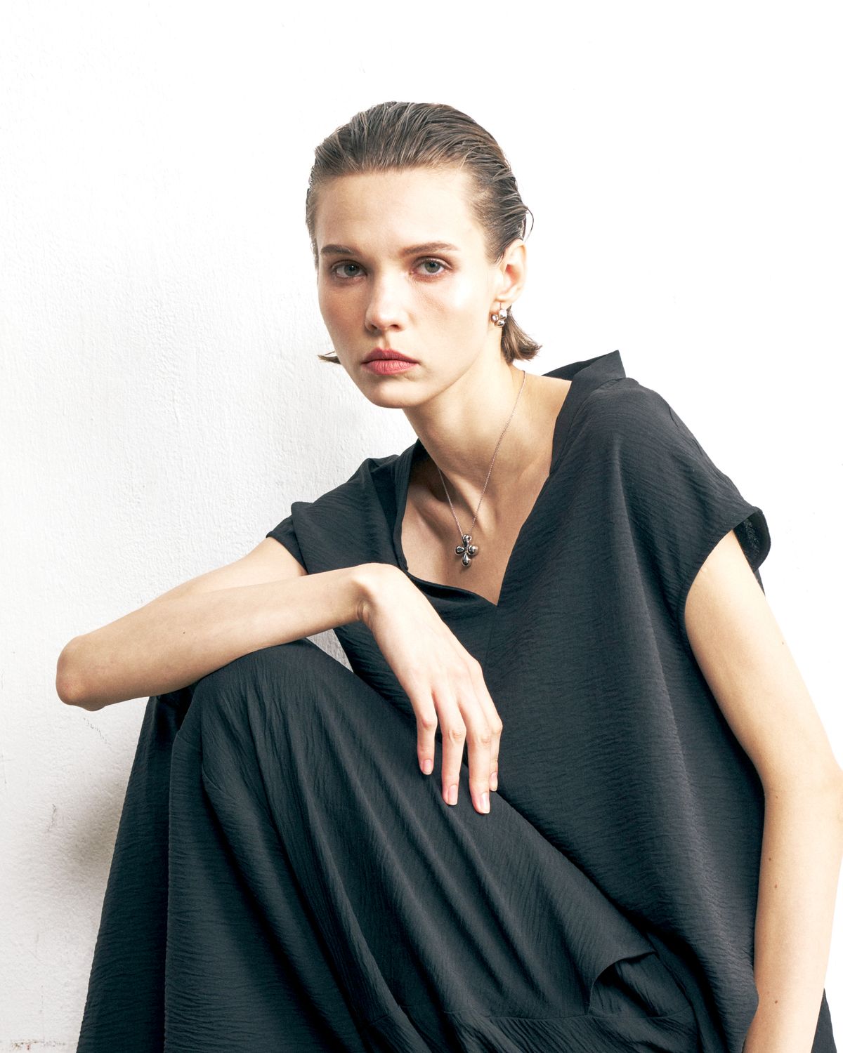 V-NECK CRINKLED TOP - BLACK