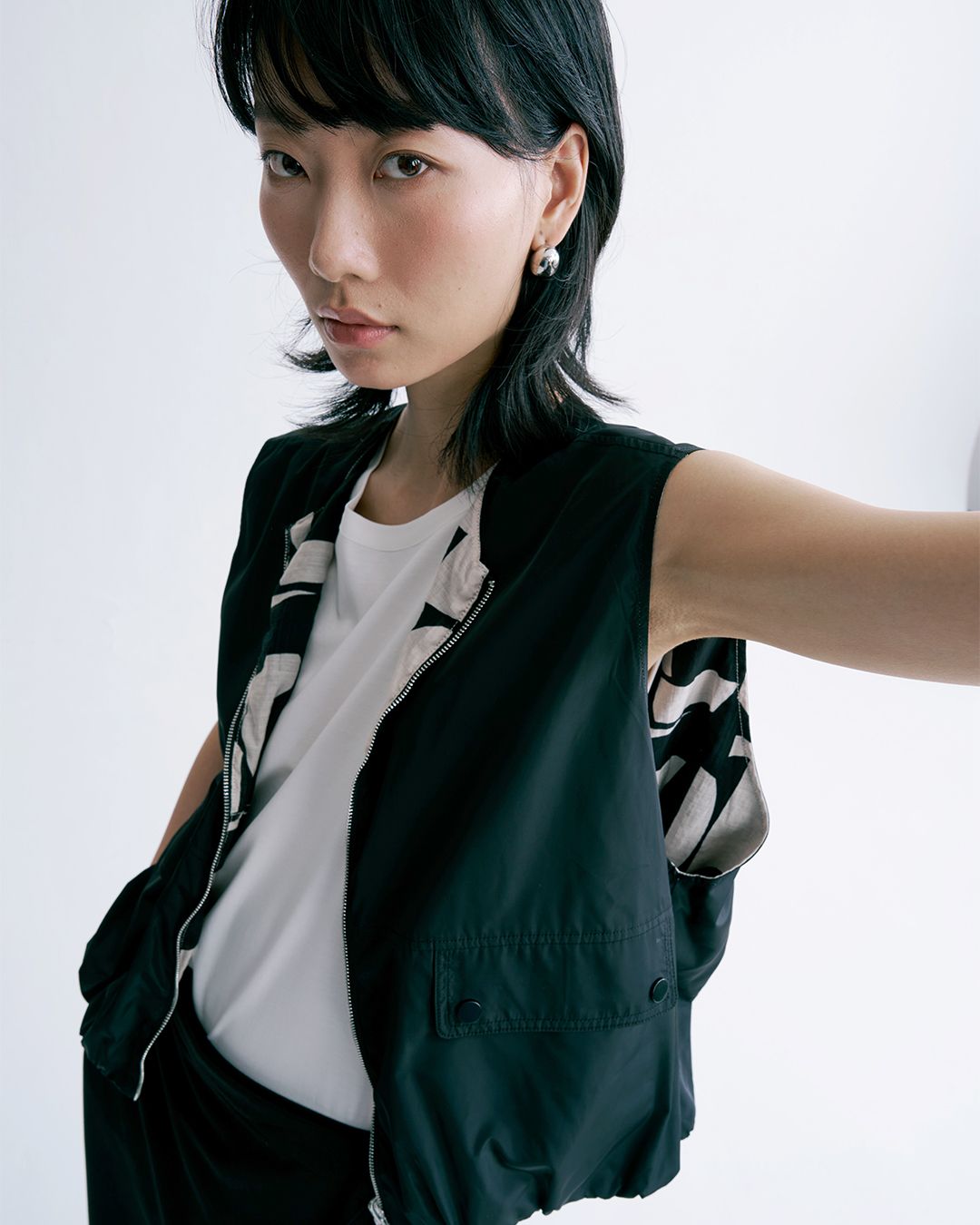 GEOMETRIC PRINT REVERSIBLE VEST - BLACK/ PRINT