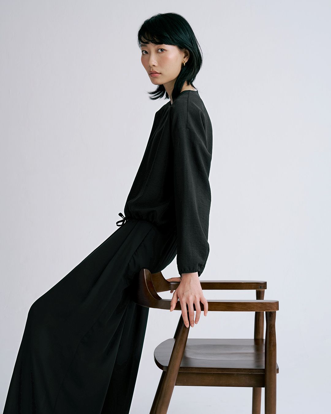 DRAWSTRING HEM CROPPED TOP - BLACK