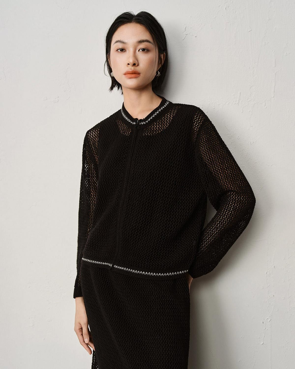 ZIPPED FRONT KNITTED TOP - BLACK/ CREAM