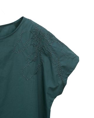 FLORAL EMBROIDERED BOXY TOP - DARK GREEN / FOREST
