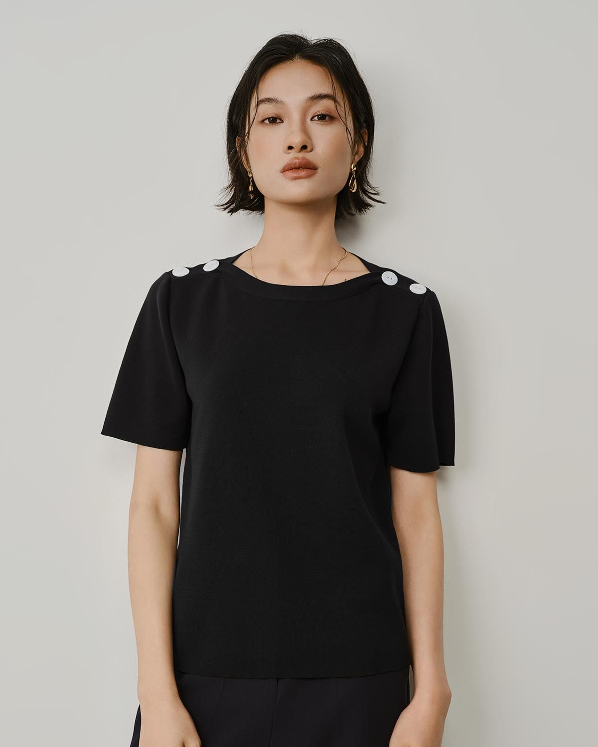 BUTTON DETAILED TOP - BLACK