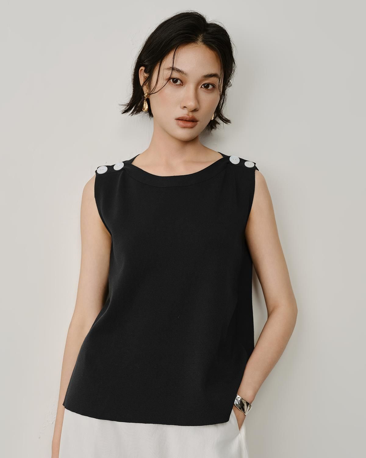 BUTTON DETAILED VEST - BLACK