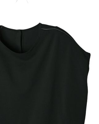 CURVED HEM TOP - BLACK / EGGSHELL