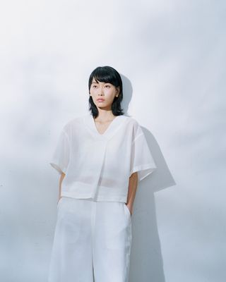 LIGHTWEIGHT V-NECK BLOUSE - EGGSHELL