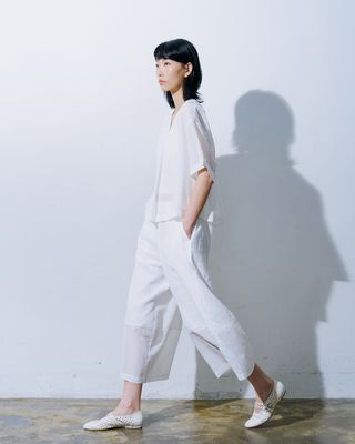 LIGHTWEIGHT V-NECK BLOUSE - EGGSHELL