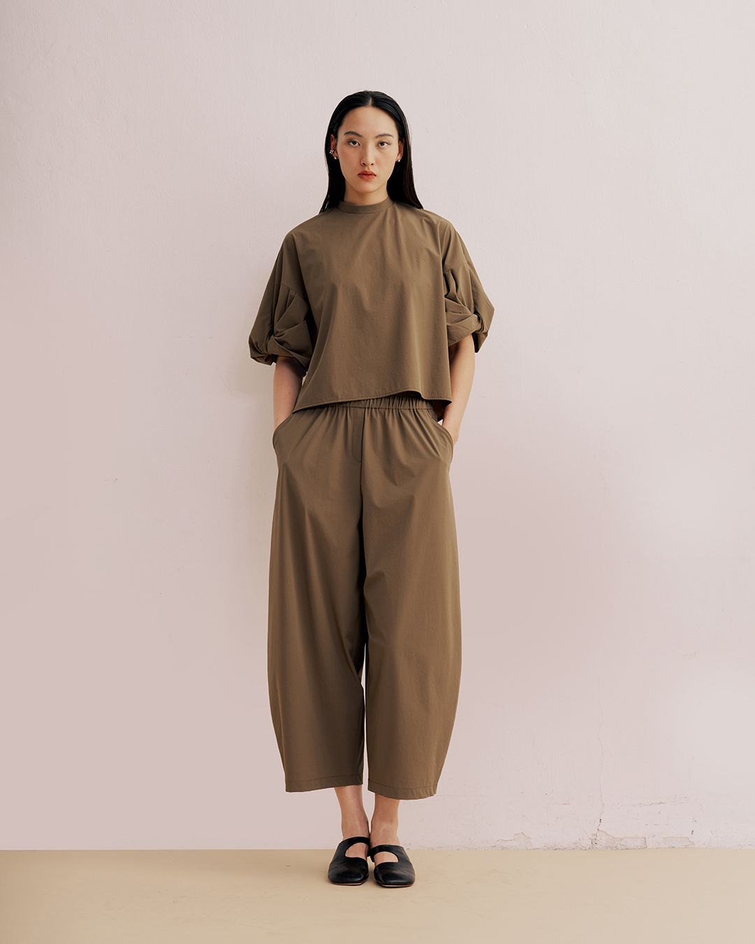 SPORT-TOUCH STAND-COLLAR ARTSY BALLOON-SLEEVE TOP - NUTMEG