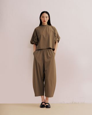 SPORT-TOUCH STAND-COLLAR ARTSY BALLOON-SLEEVE TOP - NUTMEG