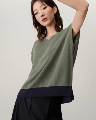 COLOR-BLOCK-V-NECK SWEATER VEST - BASIL/NAVY