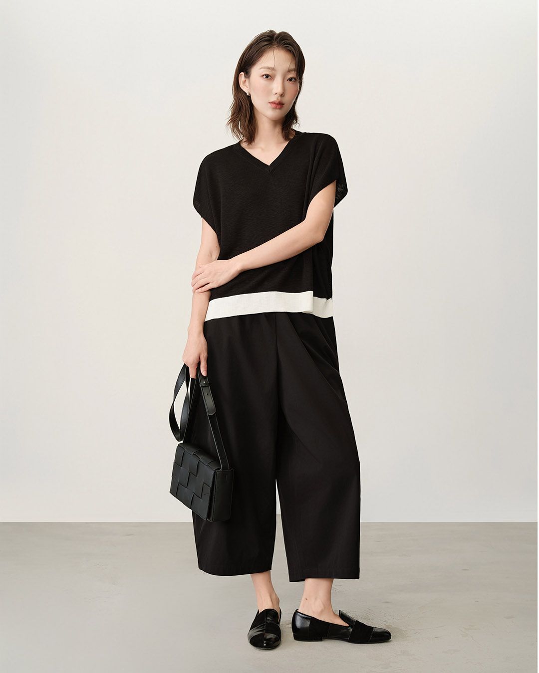 COLOR-BLOCK-V-NECK SWEATER VEST - BLACK/EGGSHELL