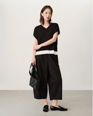 COLOR-BLOCK-V-NECK SWEATER VEST - BLACK/EGGSHELL